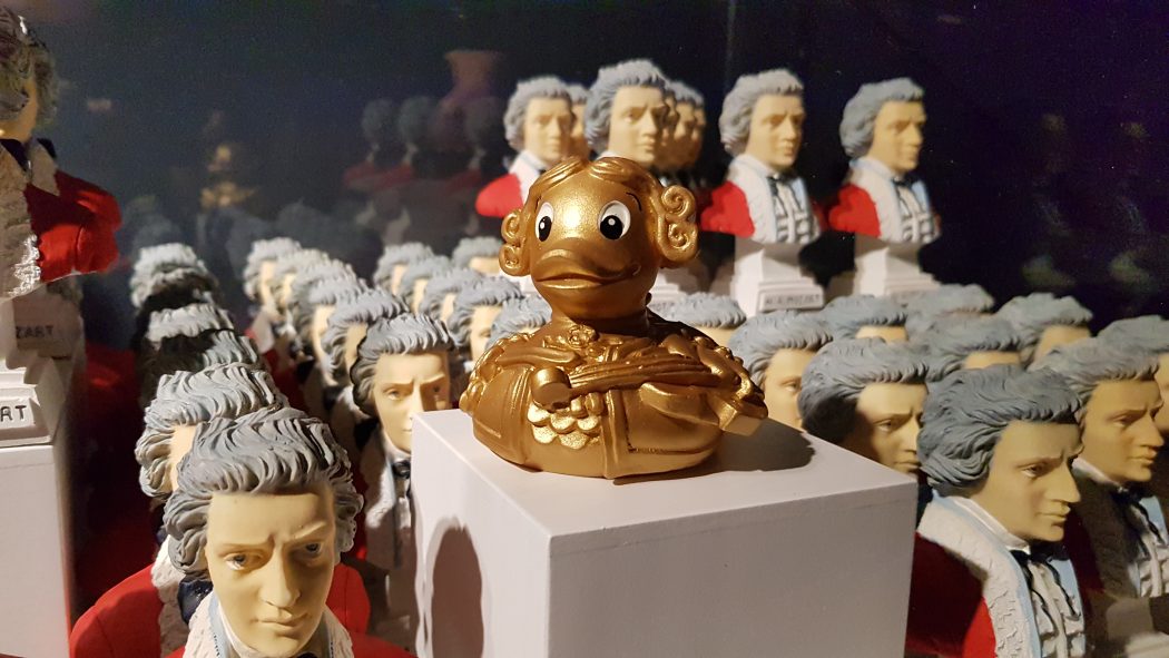 Eine Mozart-Badeente und Mozart-Gipsbüsten